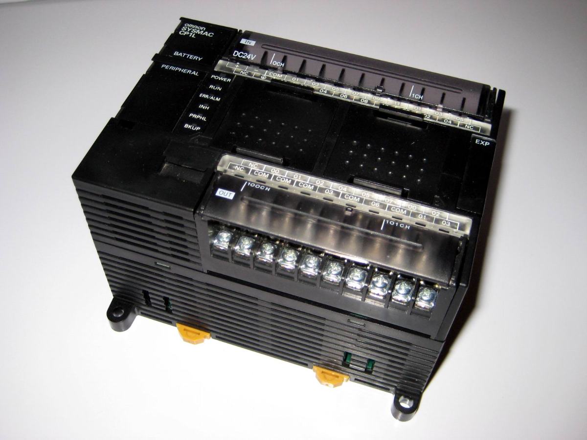 OMRON CP1L-M30DR-D